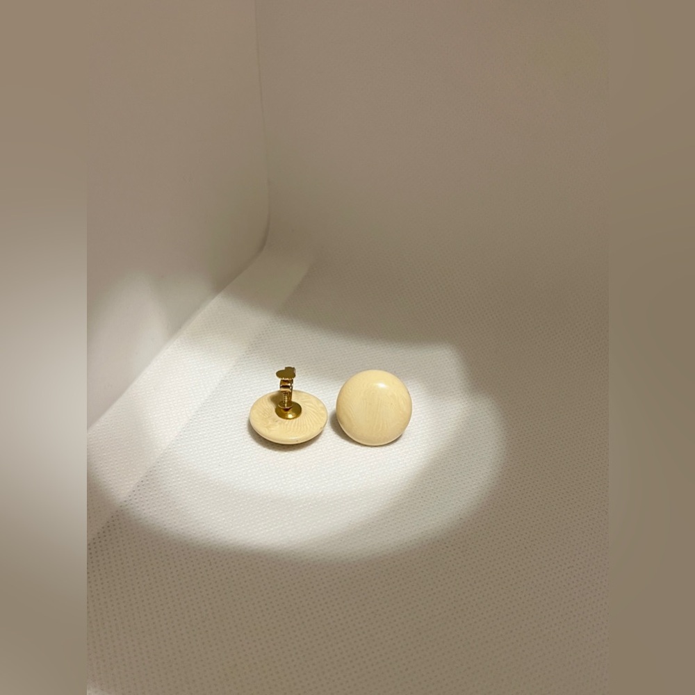 Japan vintage cream clip on earrings